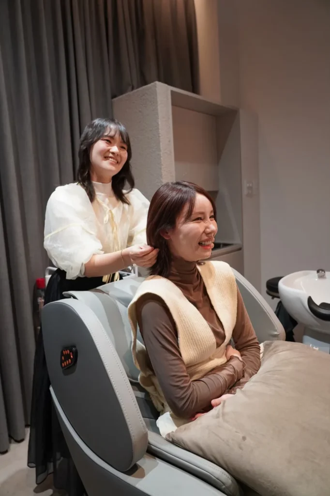 白髪染めを続けるかグレイヘアに移行するか相談する様子(イメージ)