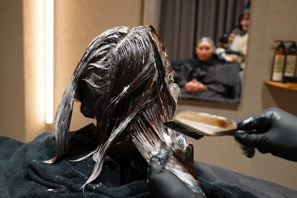 高濃度ミネラルカラーを塗布するmonetの施術