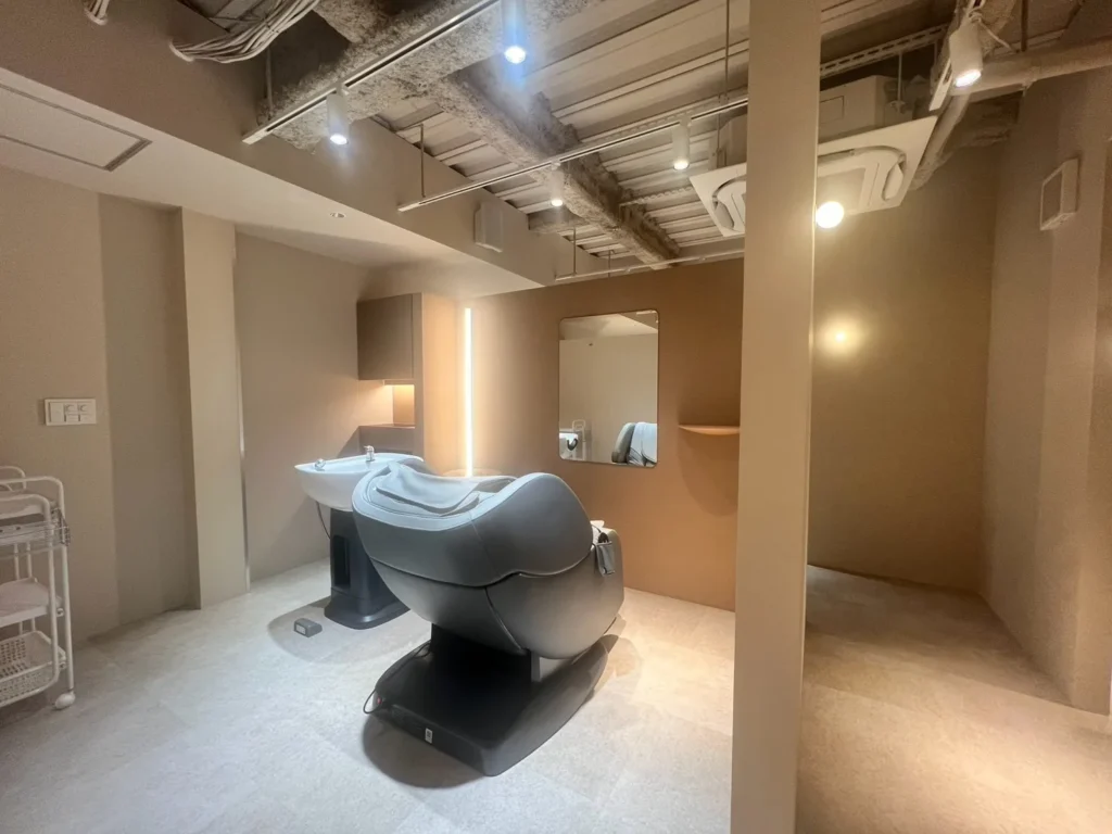 monet岡本院の脳呼吸ヘッドスパ用のゆったりとしたシャンプーチェア