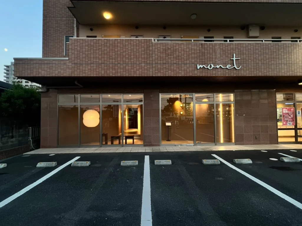 monet下伊福院の外観。monetのサインが見えるエントランス